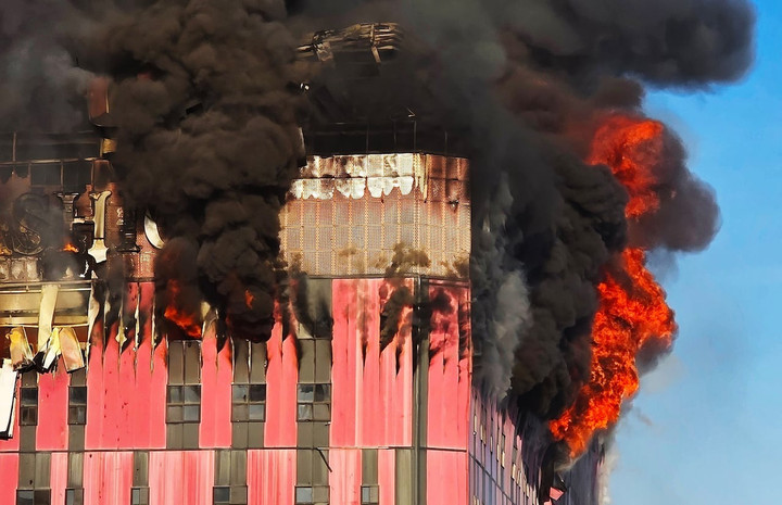 Ngọn lửa khổng lồ nuốt chửng kho hàng thời trang Hàn Quốc- Ảnh 2.