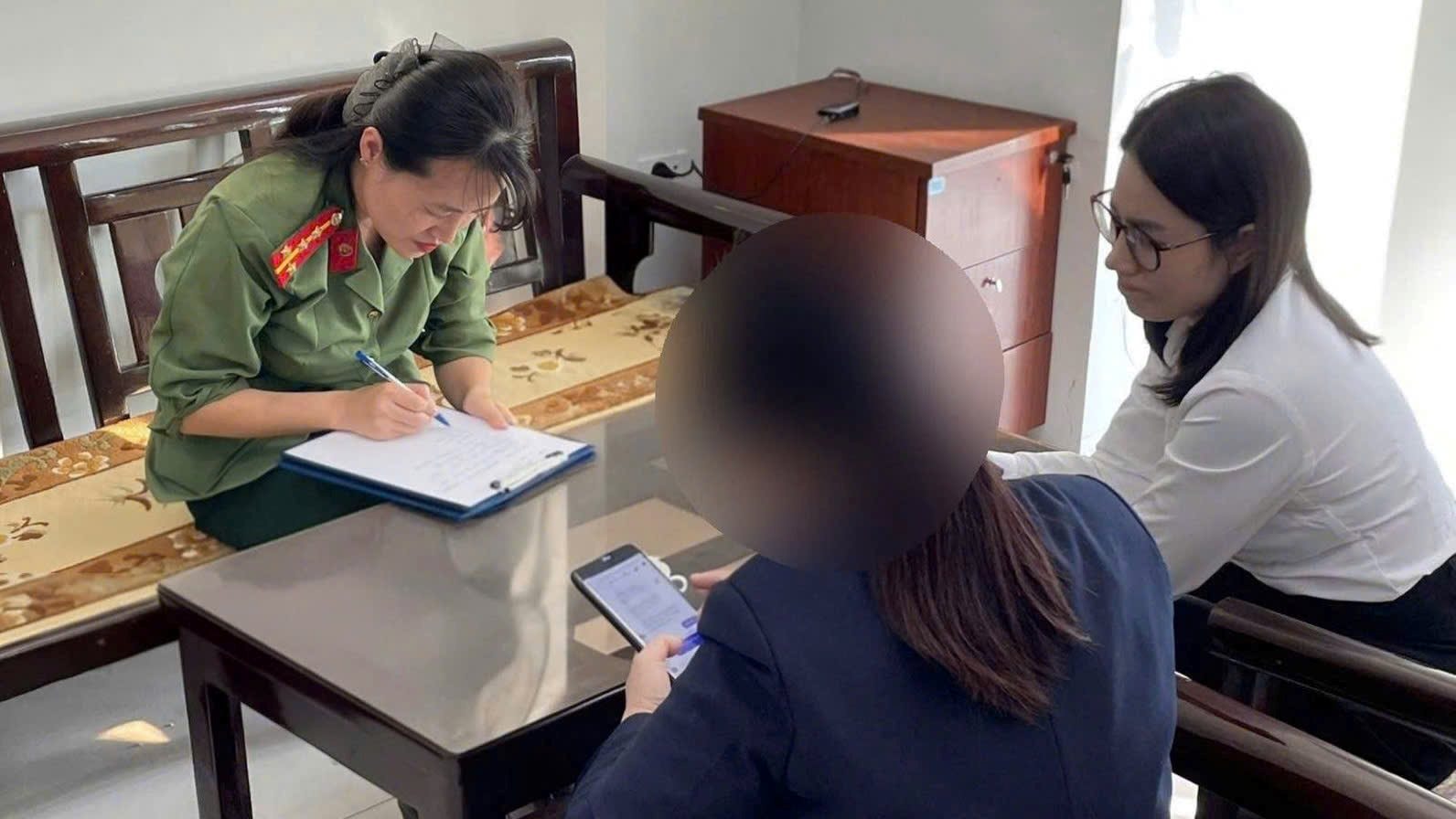 Người phụ nữ đến ngân hàng BIDV chuyển 250 triệu đồng, nhân viên giao dịch khẳng định có bất thường, mời công an xác minh- Ảnh 1.