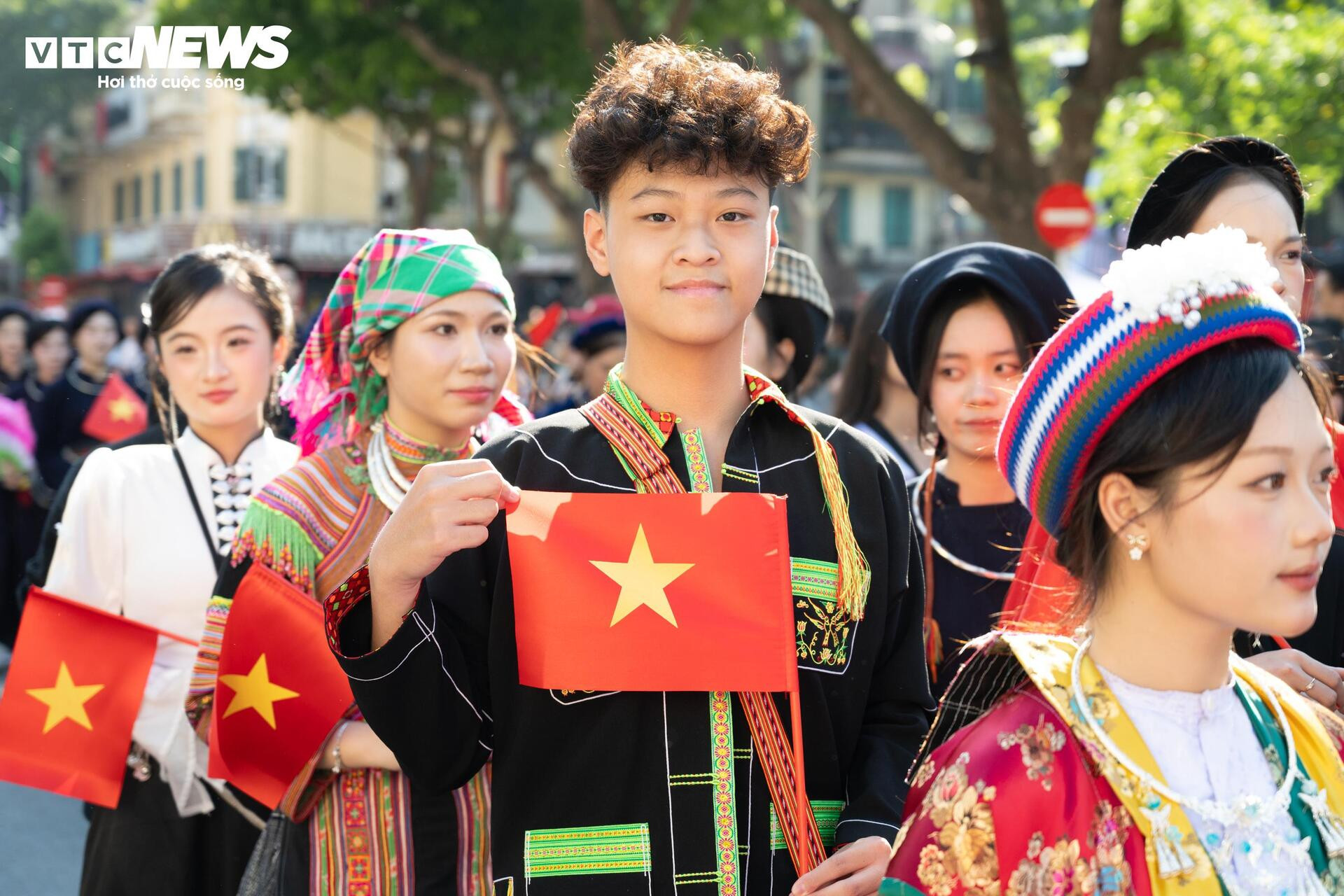 Gần 800 người mặc cổ phục diễu hành trên phố đi bộ Hồ Gươm- Ảnh 7.