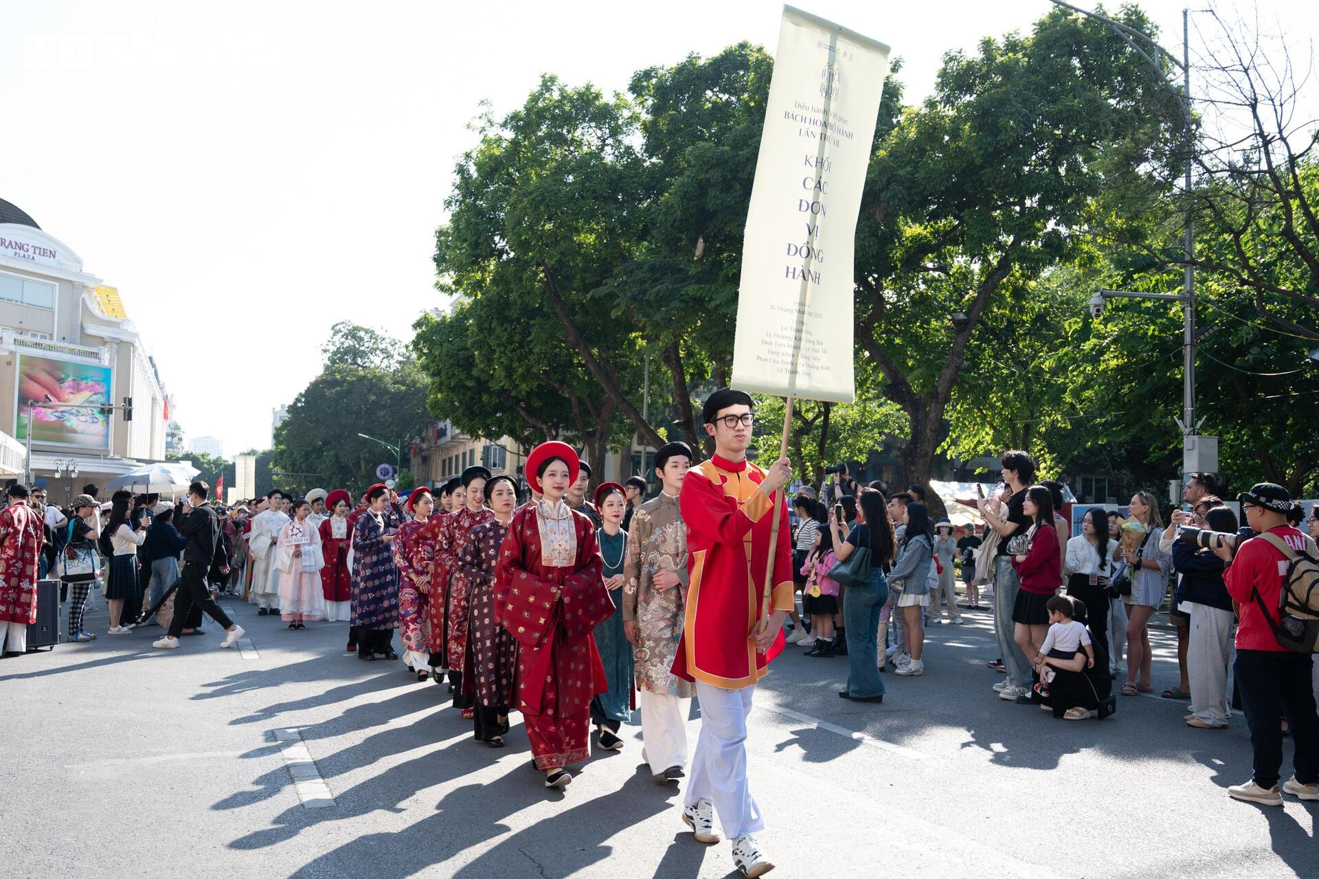 Gần 800 người mặc cổ phục diễu hành trên phố đi bộ Hồ Gươm- Ảnh 16.