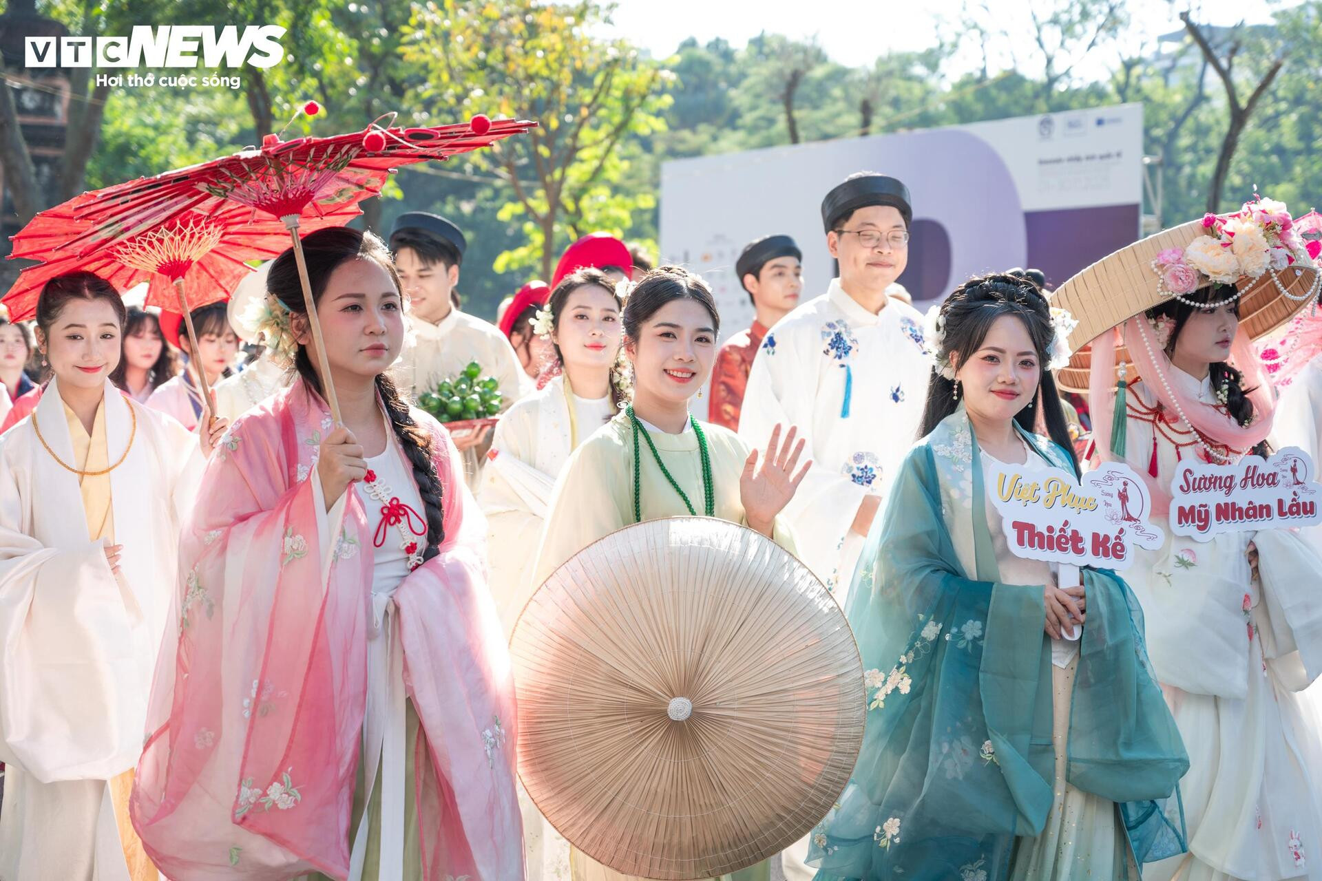 Gần 800 người mặc cổ phục diễu hành trên phố đi bộ Hồ Gươm- Ảnh 5.