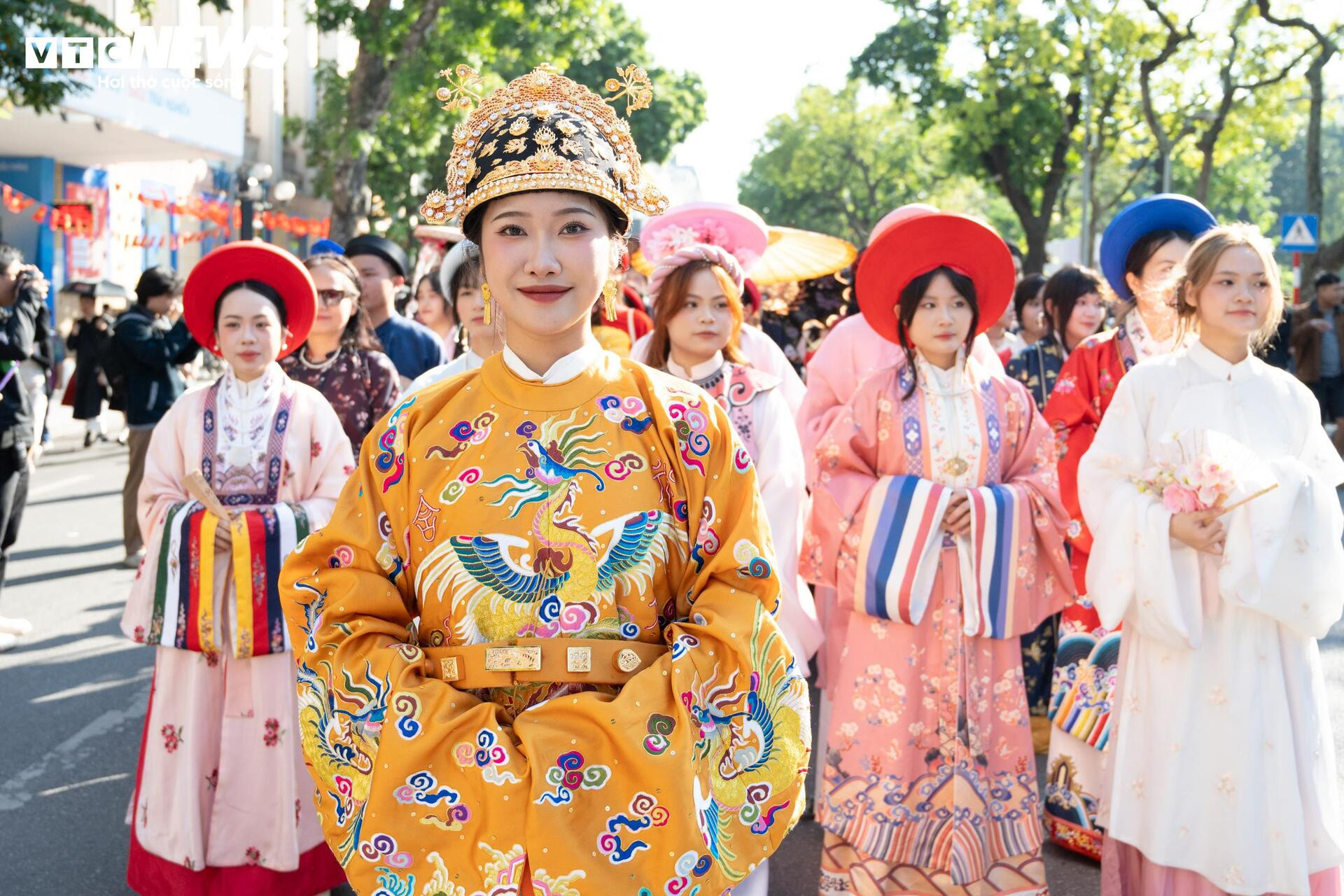 Gần 800 người mặc cổ phục diễu hành trên phố đi bộ Hồ Gươm- Ảnh 10.