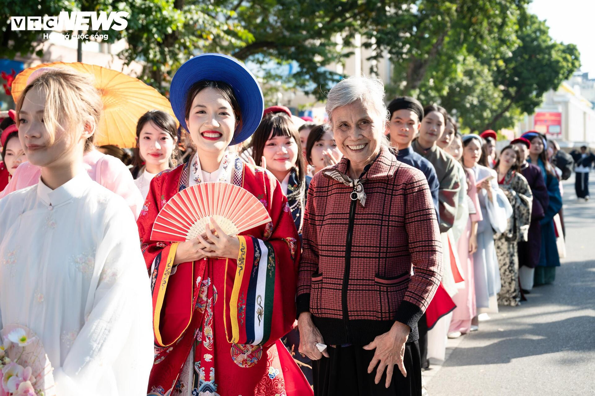 Gần 800 người mặc cổ phục diễu hành trên phố đi bộ Hồ Gươm- Ảnh 9.