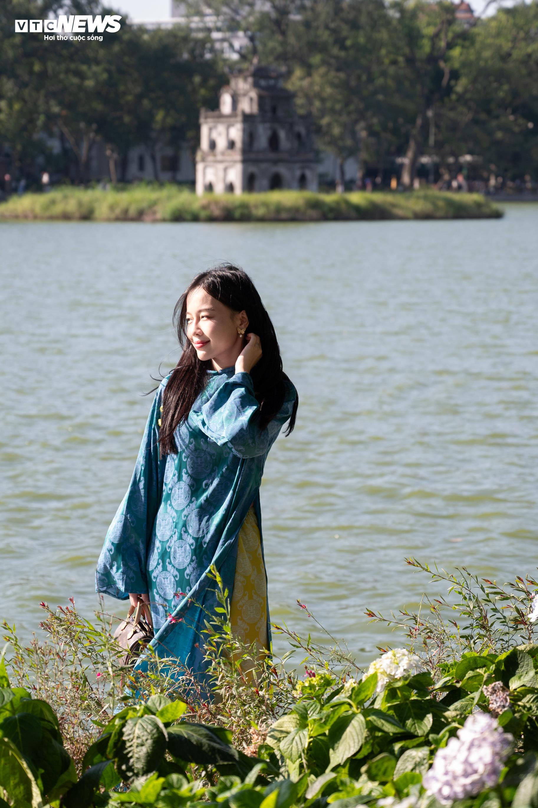 Gần 800 người mặc cổ phục diễu hành trên phố đi bộ Hồ Gươm- Ảnh 14.