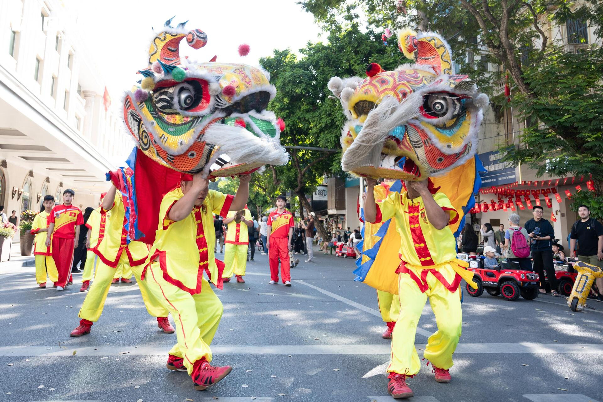 Gần 800 người mặc cổ phục diễu hành trên phố đi bộ Hồ Gươm- Ảnh 2.