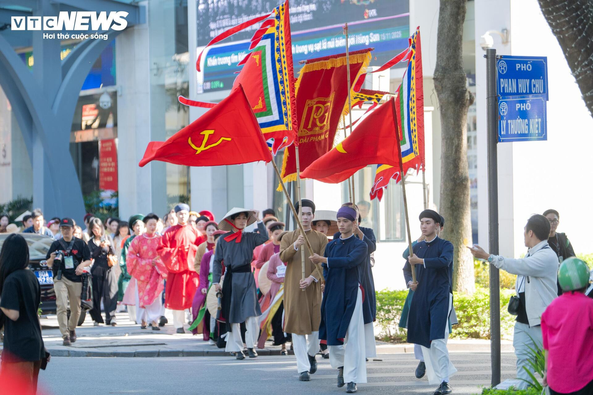 Gần 800 người mặc cổ phục diễu hành trên phố đi bộ Hồ Gươm- Ảnh 1.