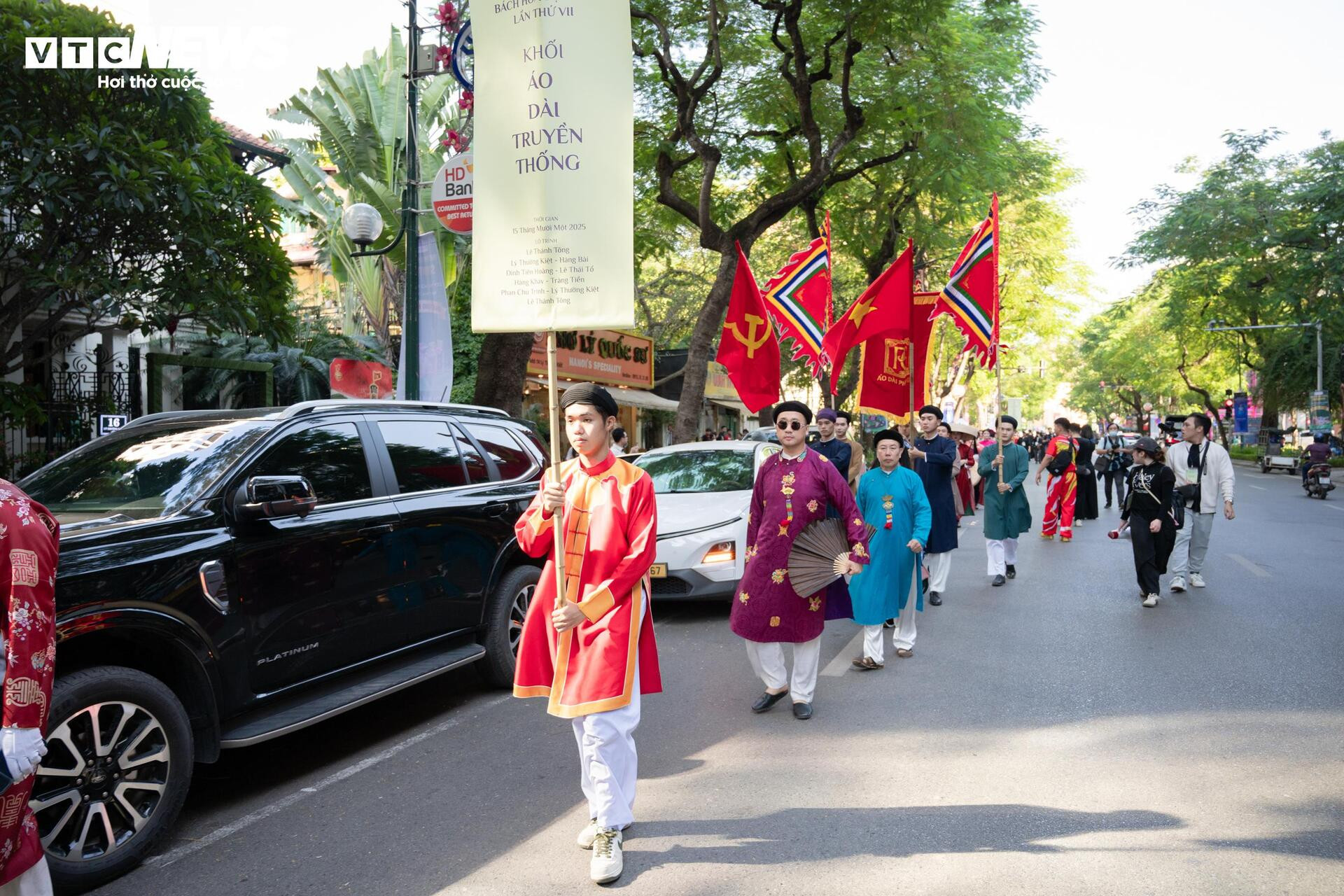 Gần 800 người mặc cổ phục diễu hành trên phố đi bộ Hồ Gươm- Ảnh 17.