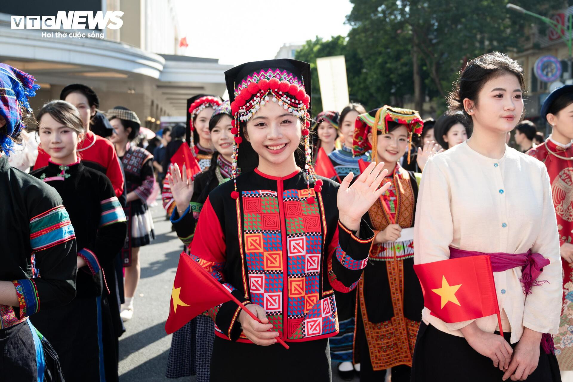 Gần 800 người mặc cổ phục diễu hành trên phố đi bộ Hồ Gươm- Ảnh 6.