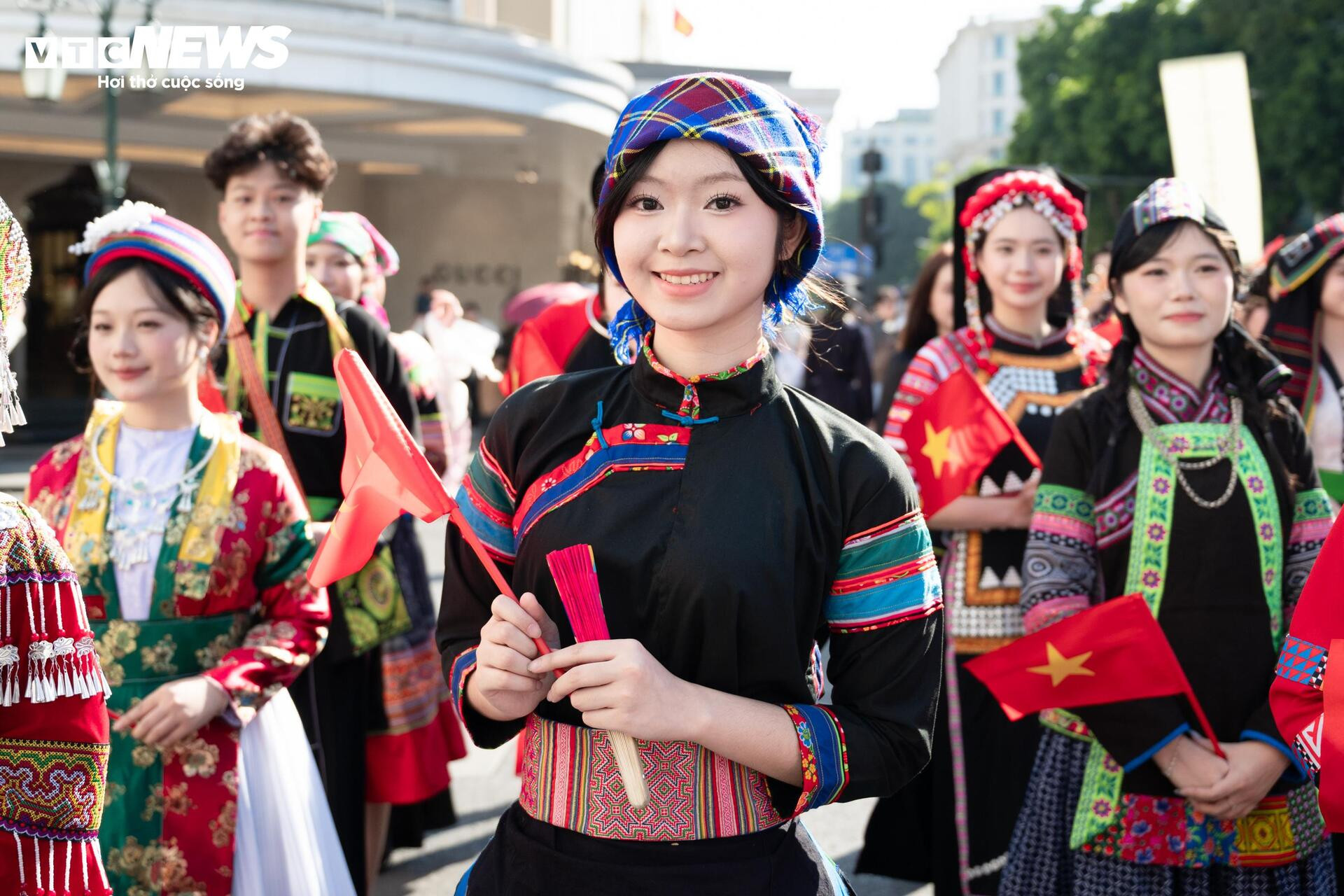 Gần 800 người mặc cổ phục diễu hành trên phố đi bộ Hồ Gươm- Ảnh 8.