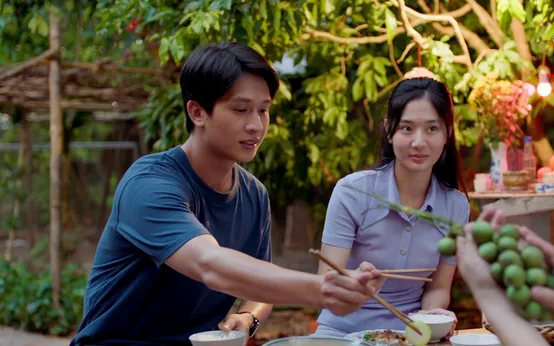 Xem phim Việt này chỉ muốn xin sếp nghỉ việc về quê, đạo diễn khóc giữa set quay là biết chữa lành cỡ nào- Ảnh 2. Xem phim Việt này chỉ muốn xin sếp nghỉ việc về quê, đạo diễn khóc giữa set quay là biết chữa lành cỡ nào- Ảnh 2.