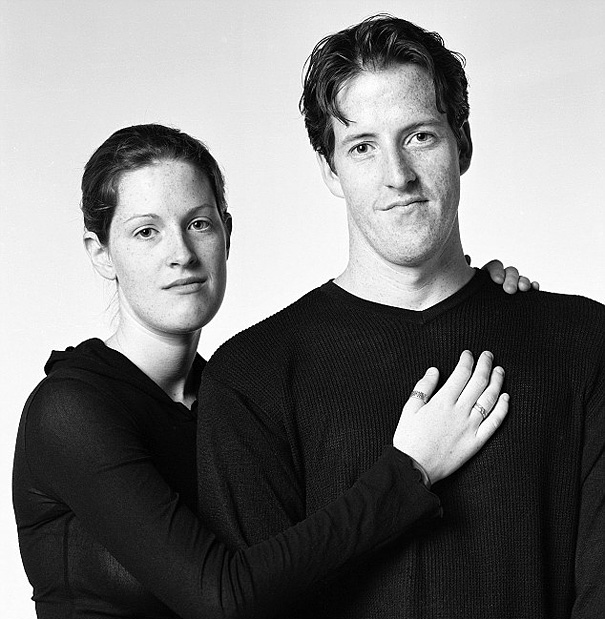 Nhiếp ảnh gia đi tìm 200 người xa lạ giống nhau như sinh đôi để chụp ảnh, kết quả vô cùng chấn động- Ảnh 2.