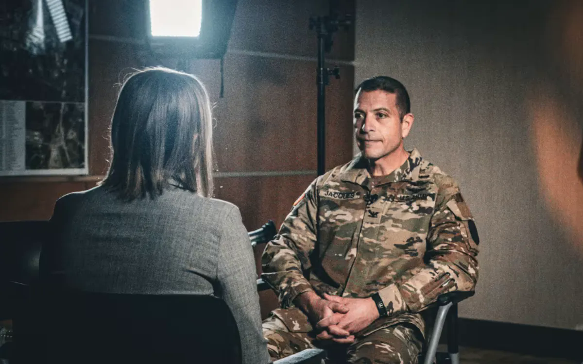 Đại tá Mark Jacques, chỉ huy Trung tâm Y tế Quân đội Darnall đang trò chuyện với phóng viên kênh NBC về vụ bê bối của một bác sĩ quân y (Ảnh: NBC News)