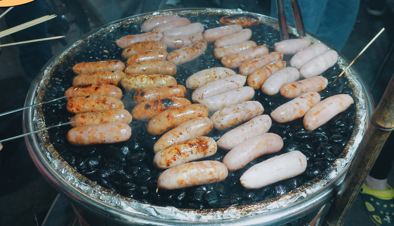 Ăn lạp xưởng nướng đá ở Việt Nam, du khách Thái Ăn lạp xưởng nướng đá ở Việt Nam, du khách Thái