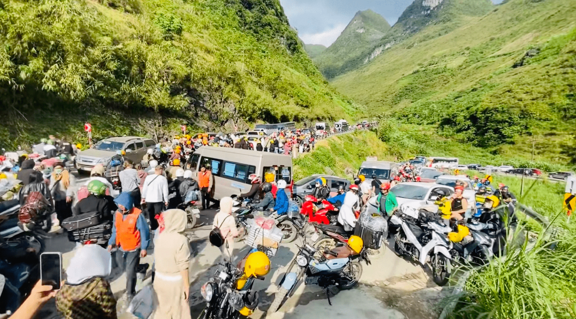 Hà Giang lúc này ken đặc khách, biển người nhích từng cm trên dốc Thẩm Mã- Ảnh 5. Hà Giang lúc này ken đặc khách, biển người nhích từng cm trên dốc Thẩm Mã- Ảnh 5.