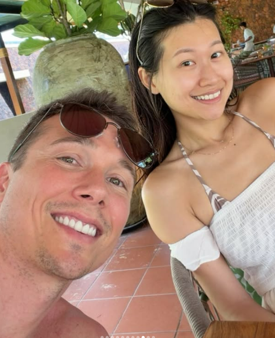 Chồng cũ MC Hoàng Oanh quỳ gối cầu hôn bạn gái mới sau 3 năm ly hôn- Ảnh 4. Chồng cũ MC Hoàng Oanh quỳ gối cầu hôn bạn gái mới sau 3 năm ly hôn- Ảnh 4.