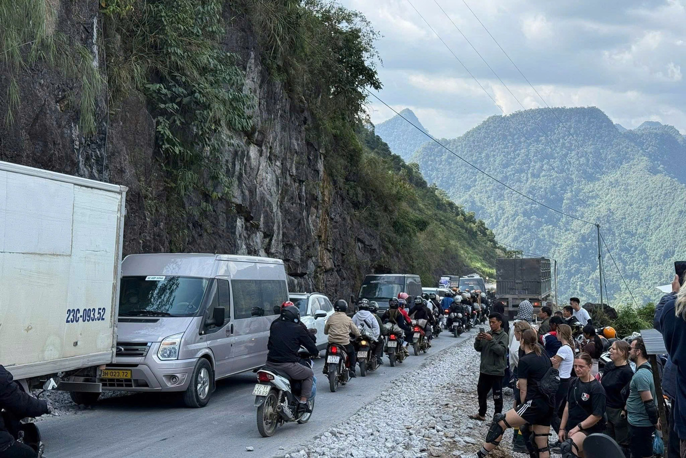 Hà Giang lúc này ken đặc khách, biển người nhích từng cm trên dốc Thẩm Mã- Ảnh 6. Hà Giang lúc này ken đặc khách, biển người nhích từng cm trên dốc Thẩm Mã- Ảnh 6.