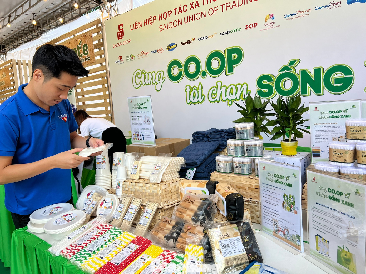 Người dân TPHCM háo hức ‘đổi rác lấy quà’- Ảnh 12.