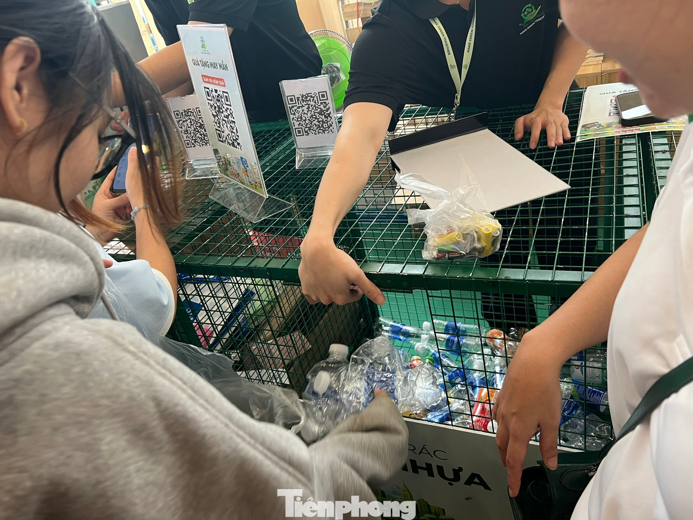 Người dân TPHCM háo hức ‘đổi rác lấy quà’- Ảnh 11.