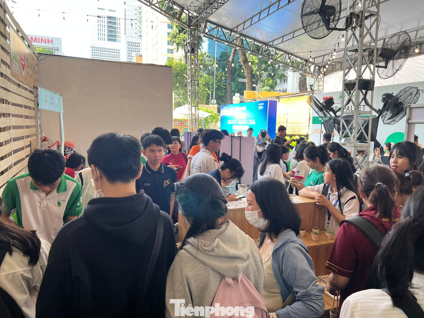 Người dân TPHCM háo hức ‘đổi rác lấy quà’- Ảnh 18.