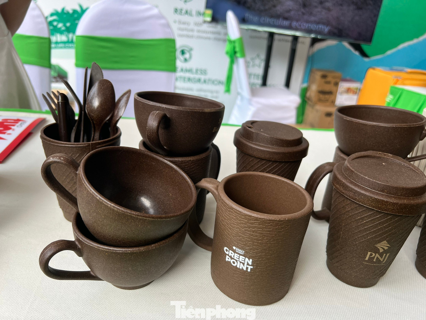 Người dân TPHCM háo hức ‘đổi rác lấy quà’- Ảnh 14.