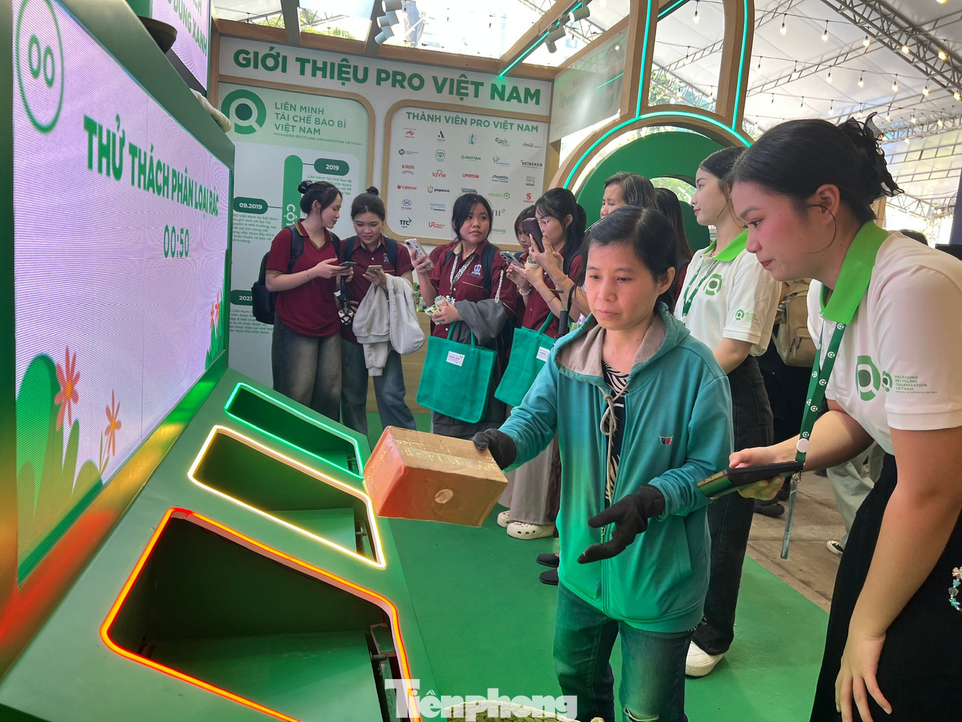 Người dân TPHCM háo hức ‘đổi rác lấy quà’- Ảnh 9.