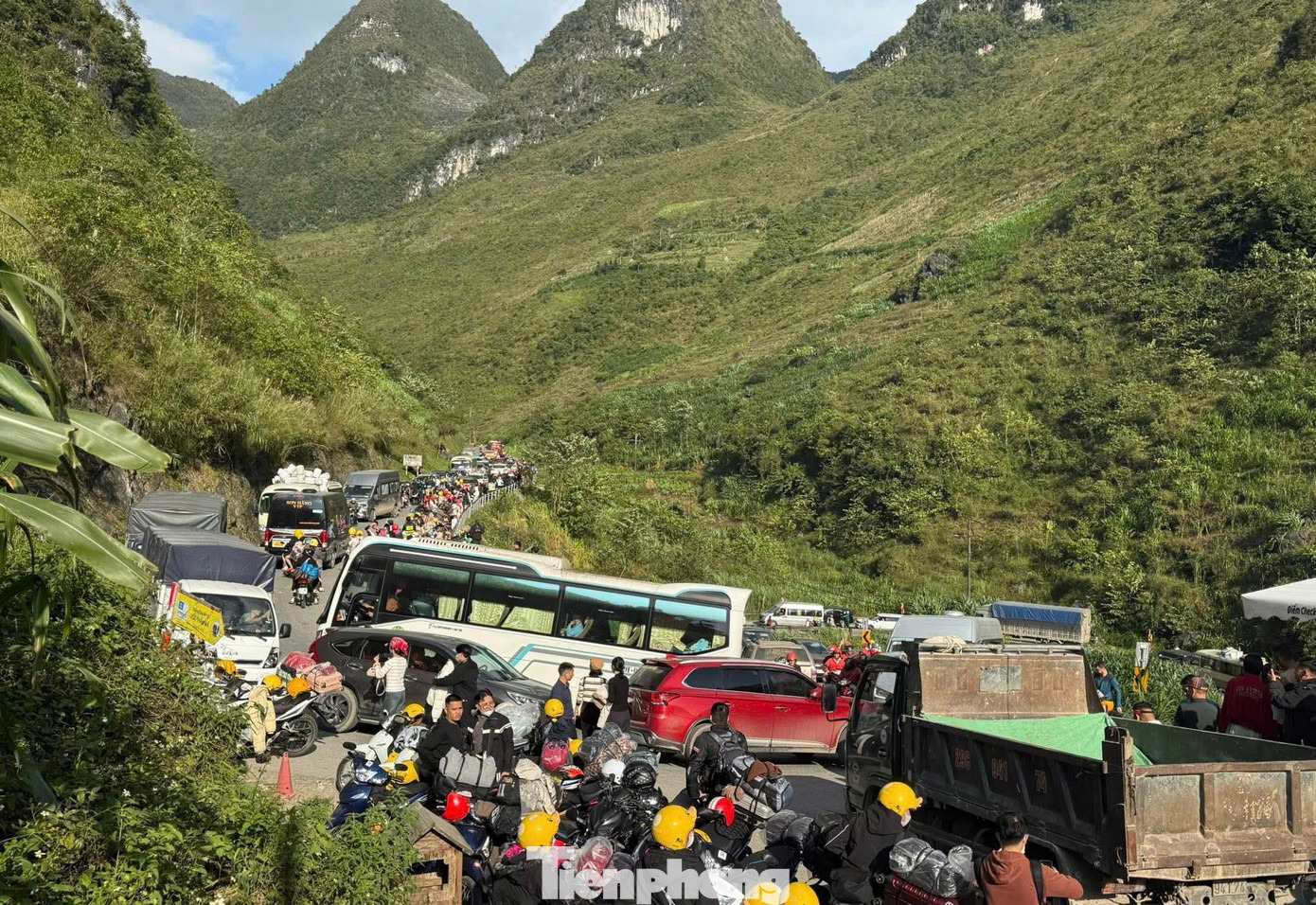 Hà Giang lúc này ken đặc khách, biển người nhích từng cm trên dốc Thẩm Mã- Ảnh 2. Hà Giang lúc này ken đặc khách, biển người nhích từng cm trên dốc Thẩm Mã- Ảnh 2.