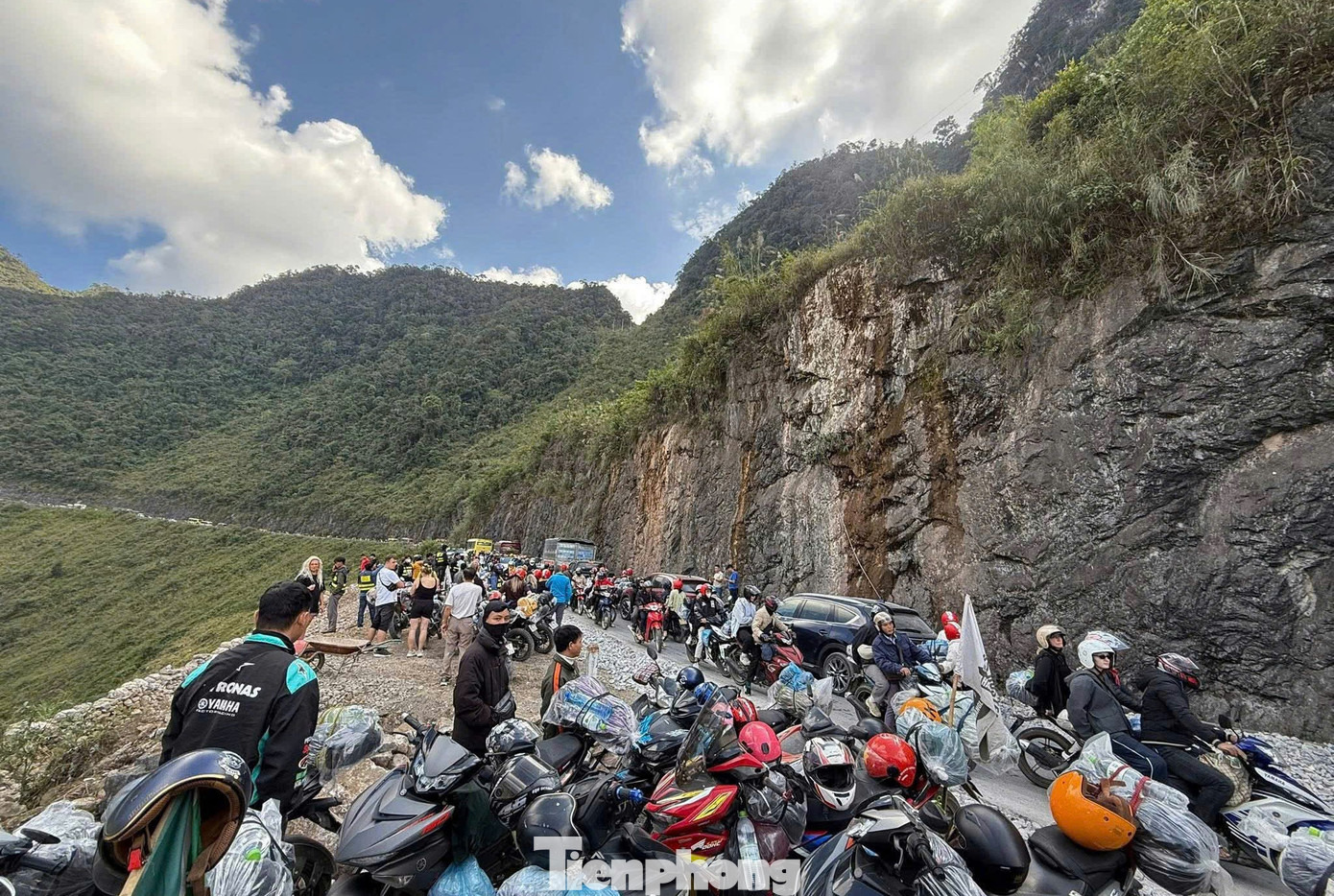 Hà Giang lúc này ken đặc khách, biển người nhích từng cm trên dốc Thẩm Mã- Ảnh 3. Hà Giang lúc này ken đặc khách, biển người nhích từng cm trên dốc Thẩm Mã- Ảnh 3.