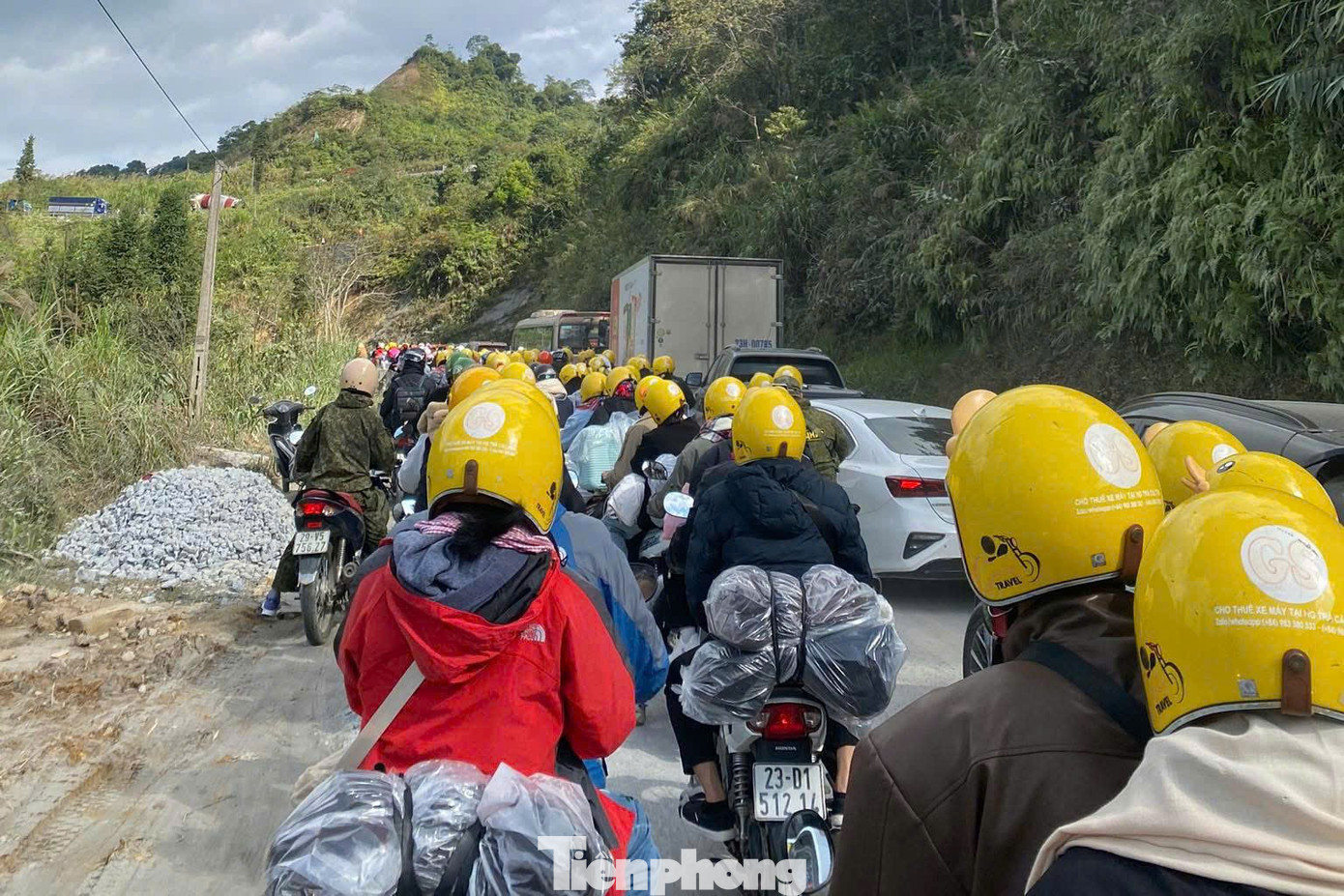 Hà Giang lúc này ken đặc khách, biển người nhích từng cm trên dốc Thẩm Mã- Ảnh 1. Hà Giang lúc này ken đặc khách, biển người nhích từng cm trên dốc Thẩm Mã- Ảnh 1.