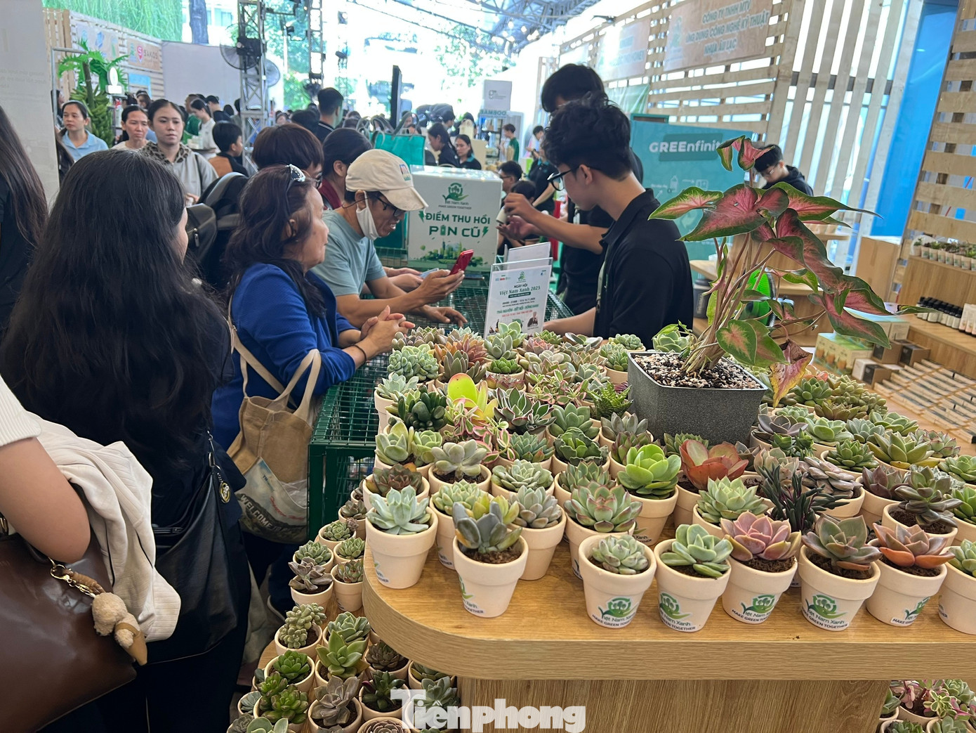 Người dân TPHCM háo hức ‘đổi rác lấy quà’- Ảnh 1.