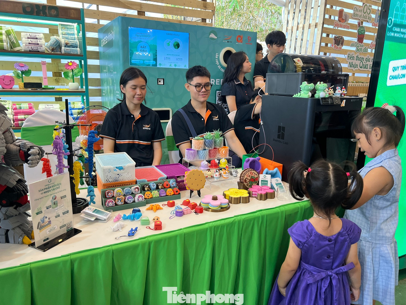 Người dân TPHCM háo hức ‘đổi rác lấy quà’- Ảnh 10.