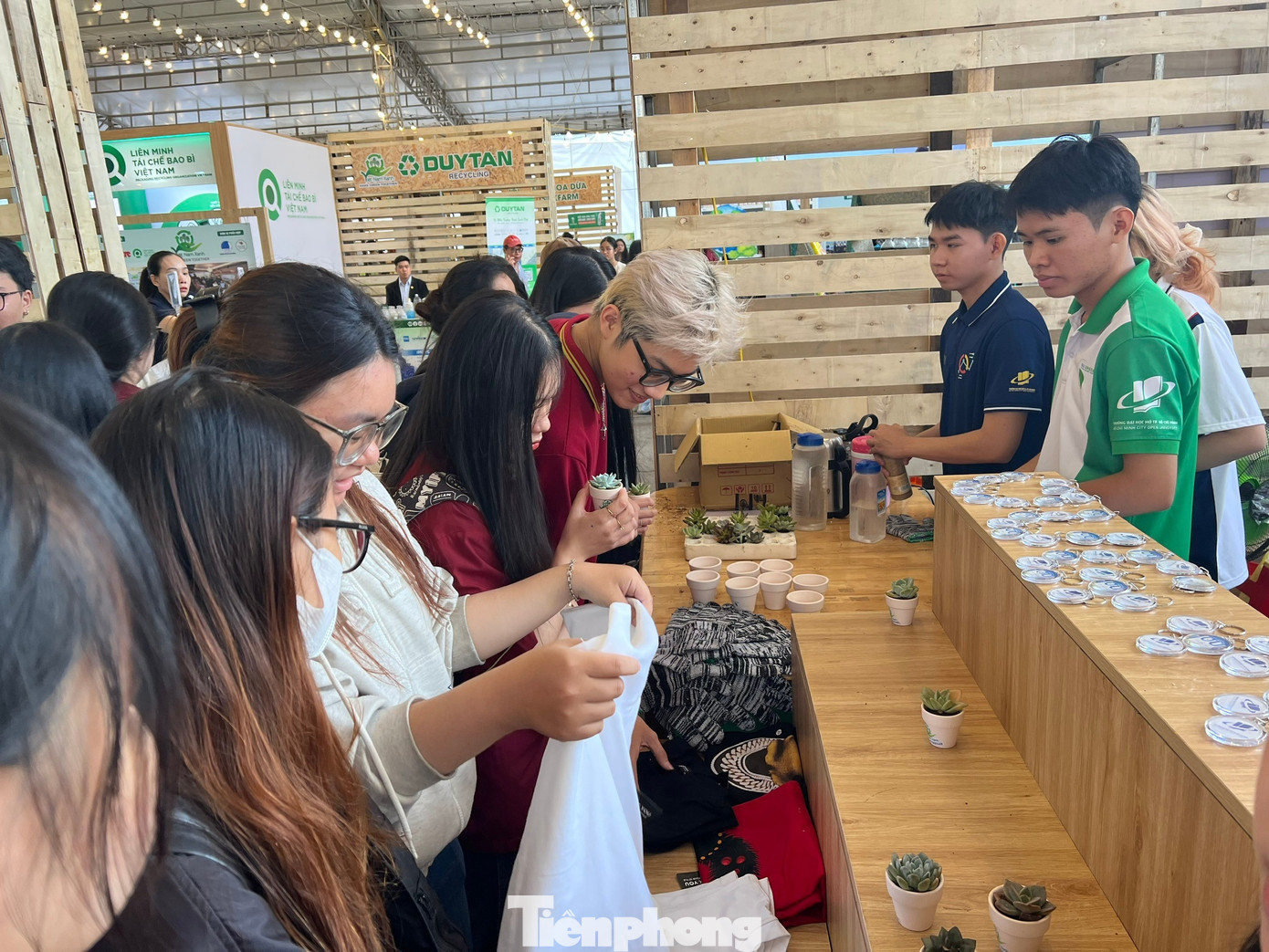 Người dân TPHCM háo hức ‘đổi rác lấy quà’- Ảnh 2.