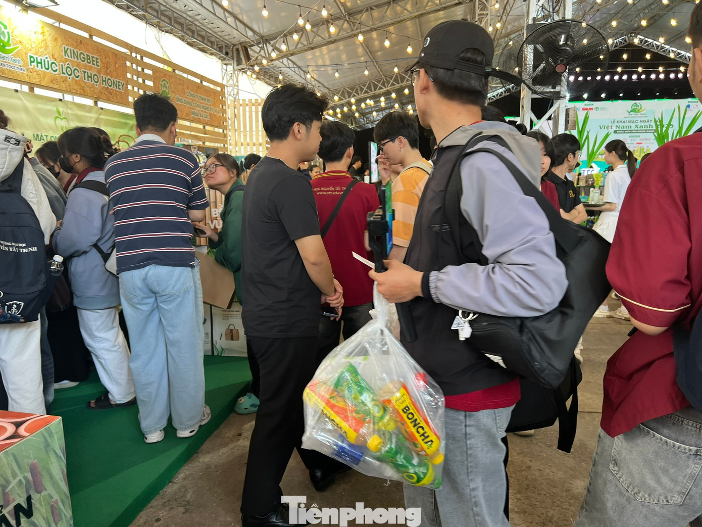 Người dân TPHCM háo hức ‘đổi rác lấy quà’- Ảnh 7.