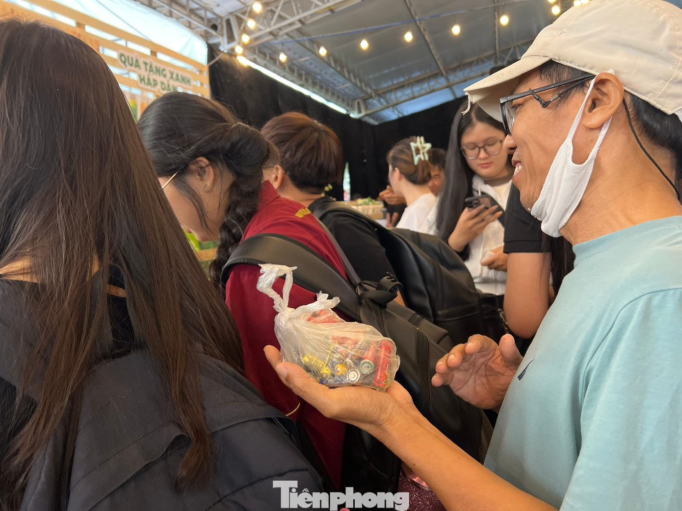 Người dân TPHCM háo hức ‘đổi rác lấy quà’- Ảnh 17.