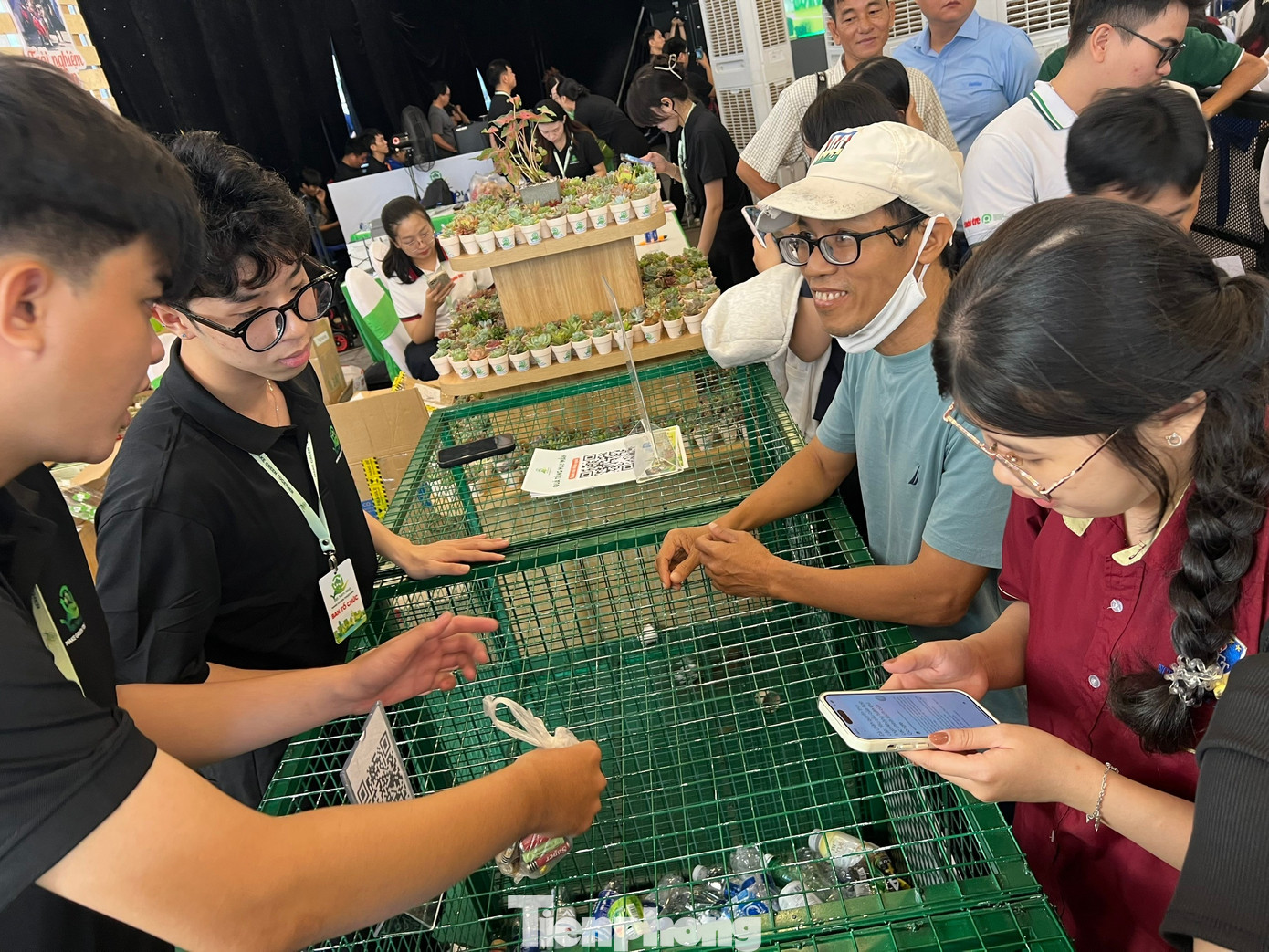 Người dân TPHCM háo hức ‘đổi rác lấy quà’- Ảnh 6.