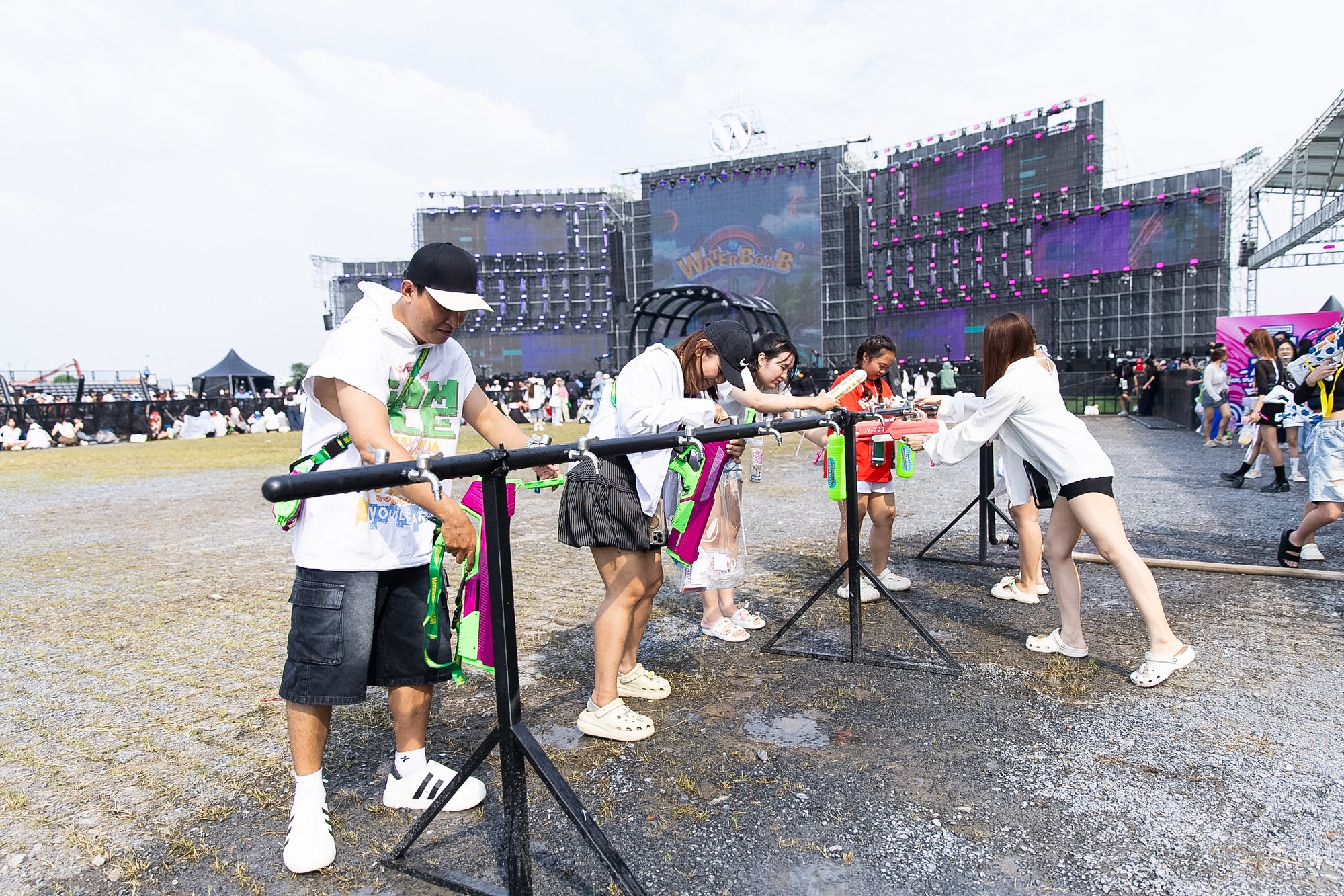 NGAY LÚC NÀY: MIN xuất hiện khiến sân khấu WATERBOMB “nổ tung”, hàng nghìn khán giả ướt sũng vì màn phun nước cực đã!- Ảnh 26. NGAY LÚC NÀY: MIN xuất hiện khiến sân khấu WATERBOMB “nổ tung”, hàng nghìn khán giả ướt sũng vì màn phun nước cực đã!- Ảnh 26.