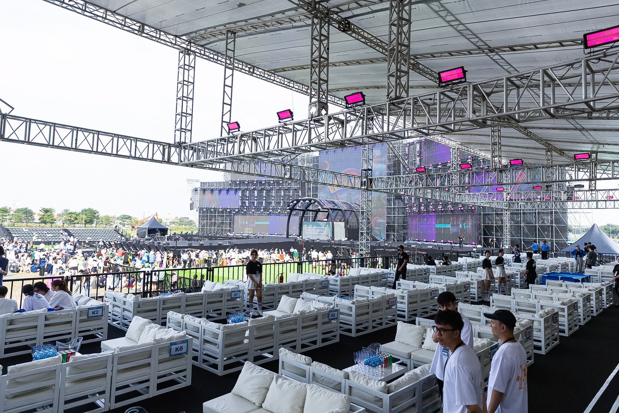 NGAY LÚC NÀY: MIN xuất hiện khiến sân khấu WATERBOMB “nổ tung”, hàng nghìn khán giả ướt sũng vì màn phun nước cực đã!- Ảnh 27. NGAY LÚC NÀY: MIN xuất hiện khiến sân khấu WATERBOMB “nổ tung”, hàng nghìn khán giả ướt sũng vì màn phun nước cực đã!- Ảnh 27.