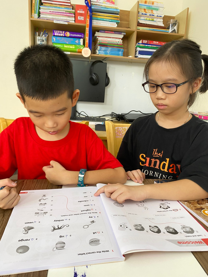 Cô bé 9 tuổi gây sốt vì dạy em trai "chất" như cô giáo, nói tiếng Anh siêu chuẩn- Ảnh 8.