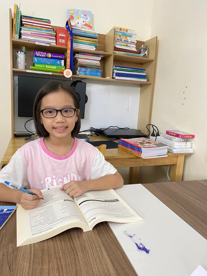 Cô bé 9 tuổi gây sốt vì dạy em trai "chất" như cô giáo, nói tiếng Anh siêu chuẩn- Ảnh 3.