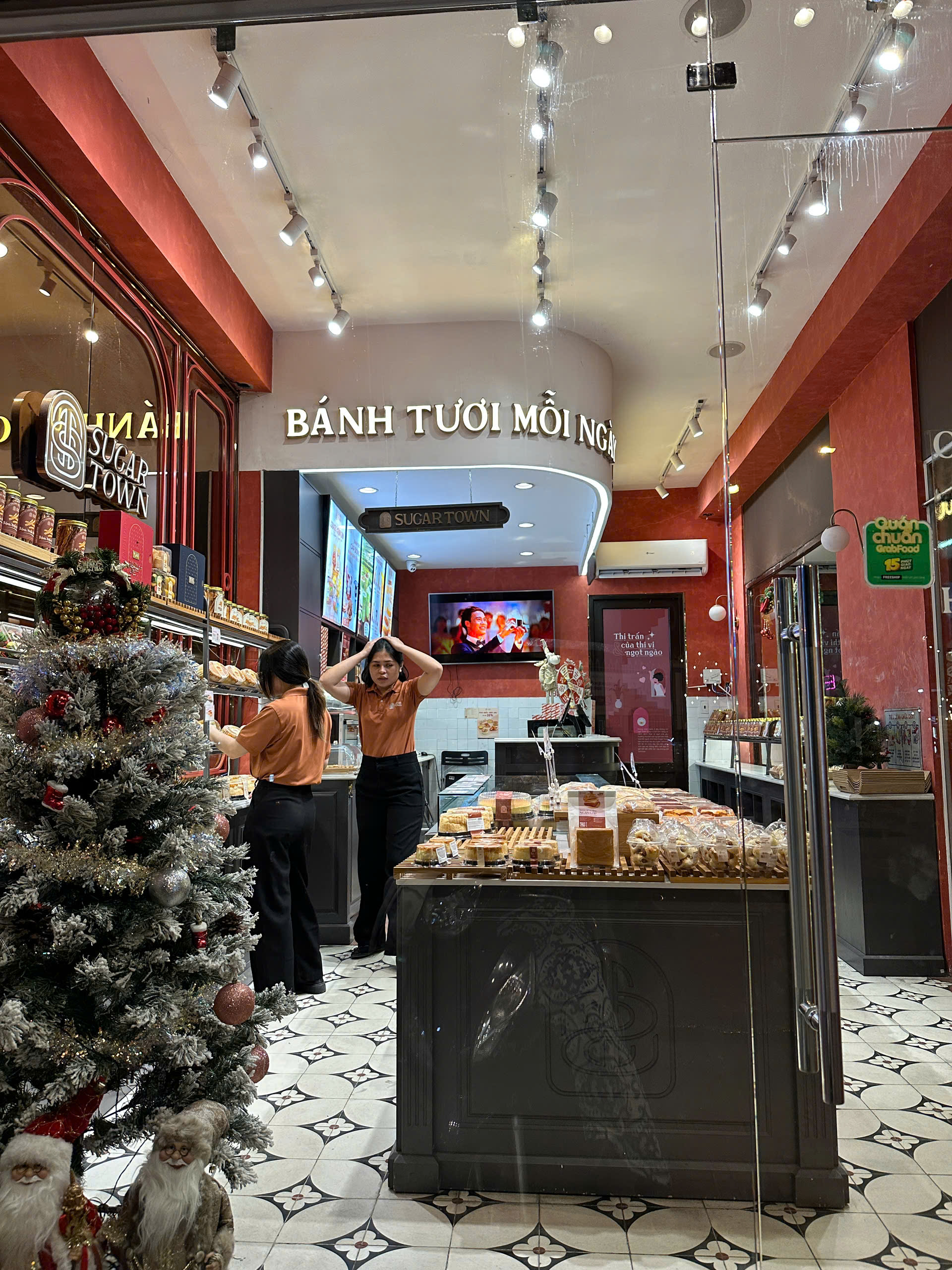 Tình trạng mới nhất tiệm bánh Sugar Town của nghệ sĩ Việt Hương- Ảnh 2. Tình trạng mới nhất tiệm bánh Sugar Town của nghệ sĩ Việt Hương- Ảnh 2.