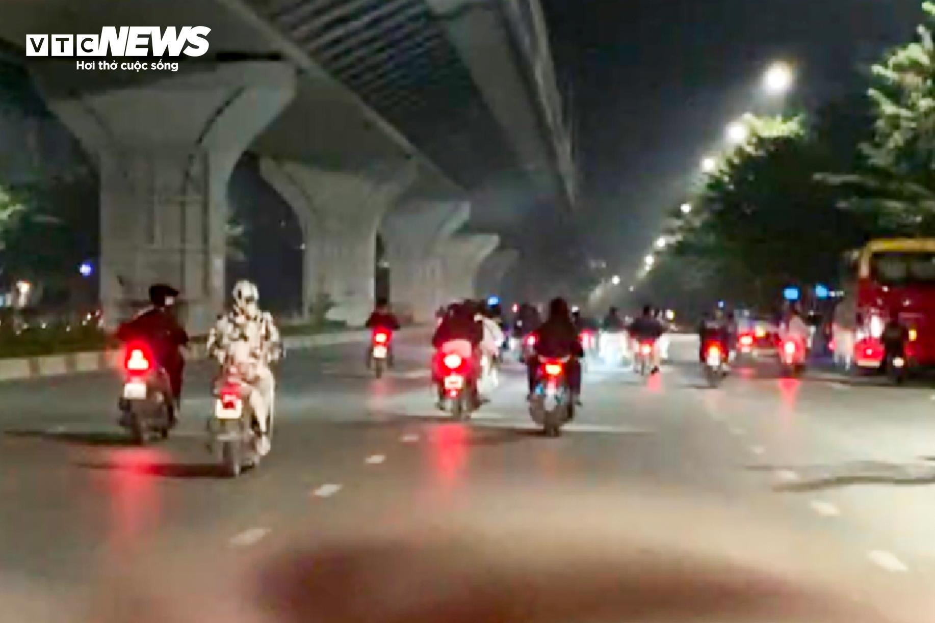 Quái xế kẹp 4, bốc đầu, rú ga kinh hãi trên phố Hà Nội giữa đêm khuya- Ảnh 5.