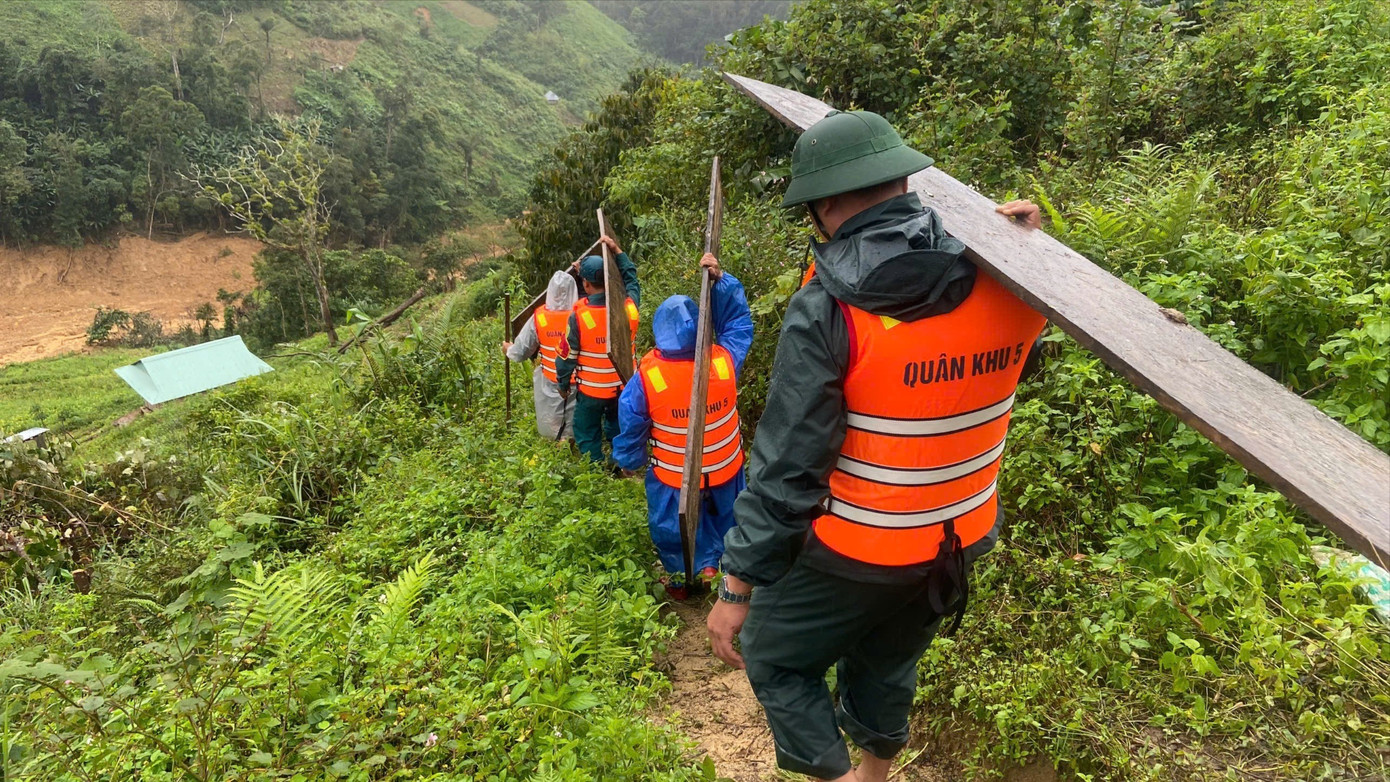 Đưa cảnh khuyển tìm kiếm người mất tích trong vụ sạt lở kinh hoàng ở Đà Nẵng- Ảnh 4.