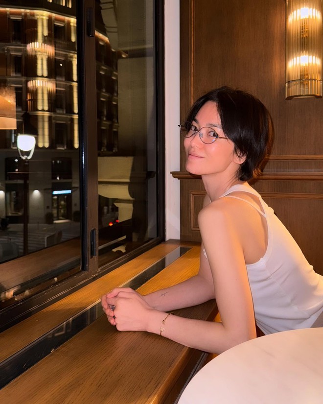 Hoá ra Song Hye Kyo làm tomboy đẹp thế này- Ảnh 9. Hoá ra Song Hye Kyo làm tomboy đẹp thế này- Ảnh 9.