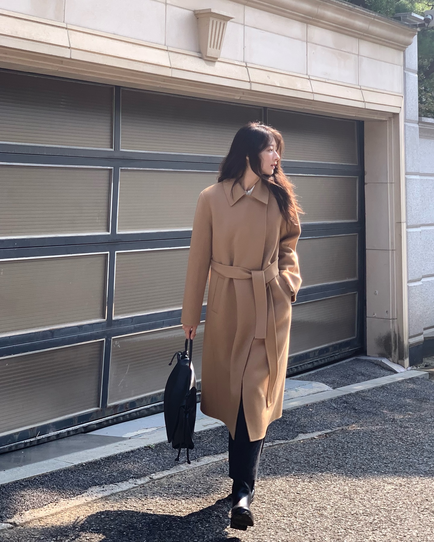 4 mốt áo khoác dáng dài của năm nay, cứ mặc lên là sang chảnh- Ảnh 2. 4 mốt áo khoác dáng dài của năm nay, cứ mặc lên là sang chảnh- Ảnh 2.