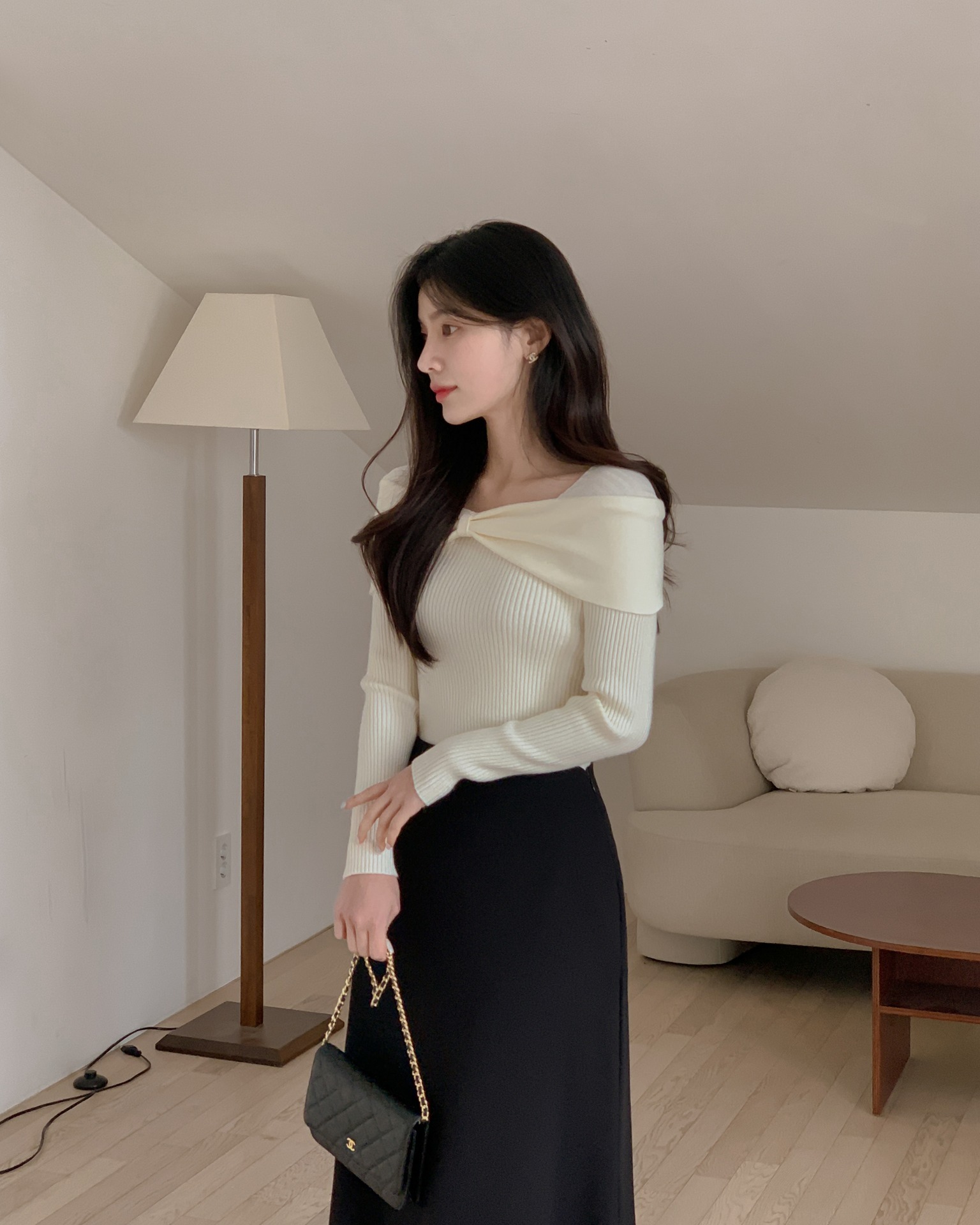 Lý do cần có áo len sáng màu trong tủ đồ: Phối đơn giản cũng trẻ ra vài tuổi, độ sang xịn miễn bàn- Ảnh 1. Lý do cần có áo len sáng màu trong tủ đồ: Phối đơn giản cũng trẻ ra vài tuổi, độ sang xịn miễn bàn- Ảnh 1.