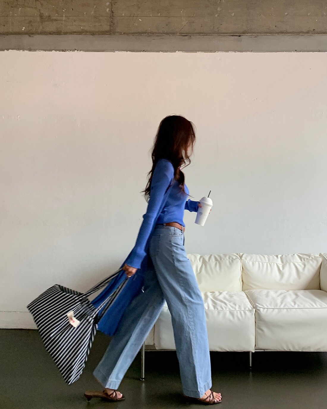 Lý do cần có áo len sáng màu trong tủ đồ: Phối đơn giản cũng trẻ ra vài tuổi, độ sang xịn miễn bàn- Ảnh 6. Lý do cần có áo len sáng màu trong tủ đồ: Phối đơn giản cũng trẻ ra vài tuổi, độ sang xịn miễn bàn- Ảnh 6.