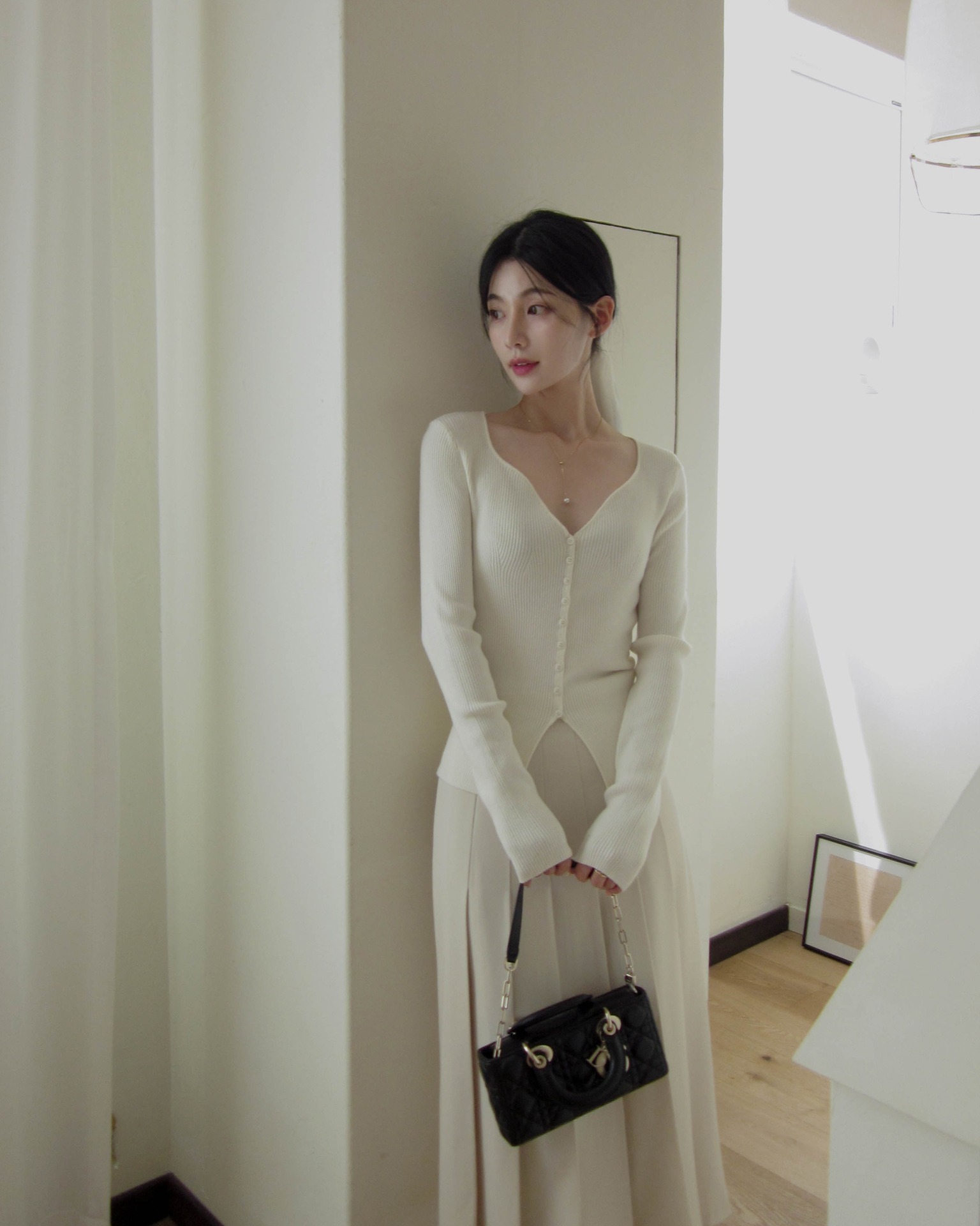 Lý do cần có áo len sáng màu trong tủ đồ: Phối đơn giản cũng trẻ ra vài tuổi, độ sang xịn miễn bàn- Ảnh 3. Lý do cần có áo len sáng màu trong tủ đồ: Phối đơn giản cũng trẻ ra vài tuổi, độ sang xịn miễn bàn- Ảnh 3.