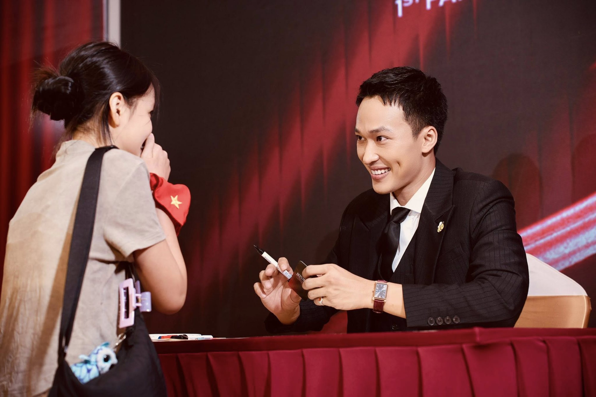 Nam diễn viên Mưa Đỏ có đang mắc bệnh ngôi sao?- Ảnh 1. Nam diễn viên Mưa Đỏ có đang mắc bệnh ngôi sao?- Ảnh 1.