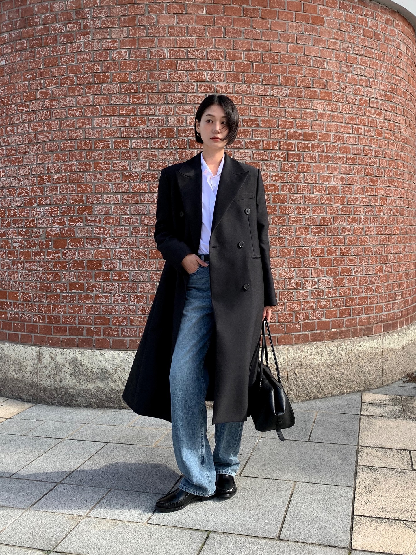 4 mốt áo khoác dáng dài của năm nay, cứ mặc lên là sang chảnh- Ảnh 4. 4 mốt áo khoác dáng dài của năm nay, cứ mặc lên là sang chảnh- Ảnh 4.