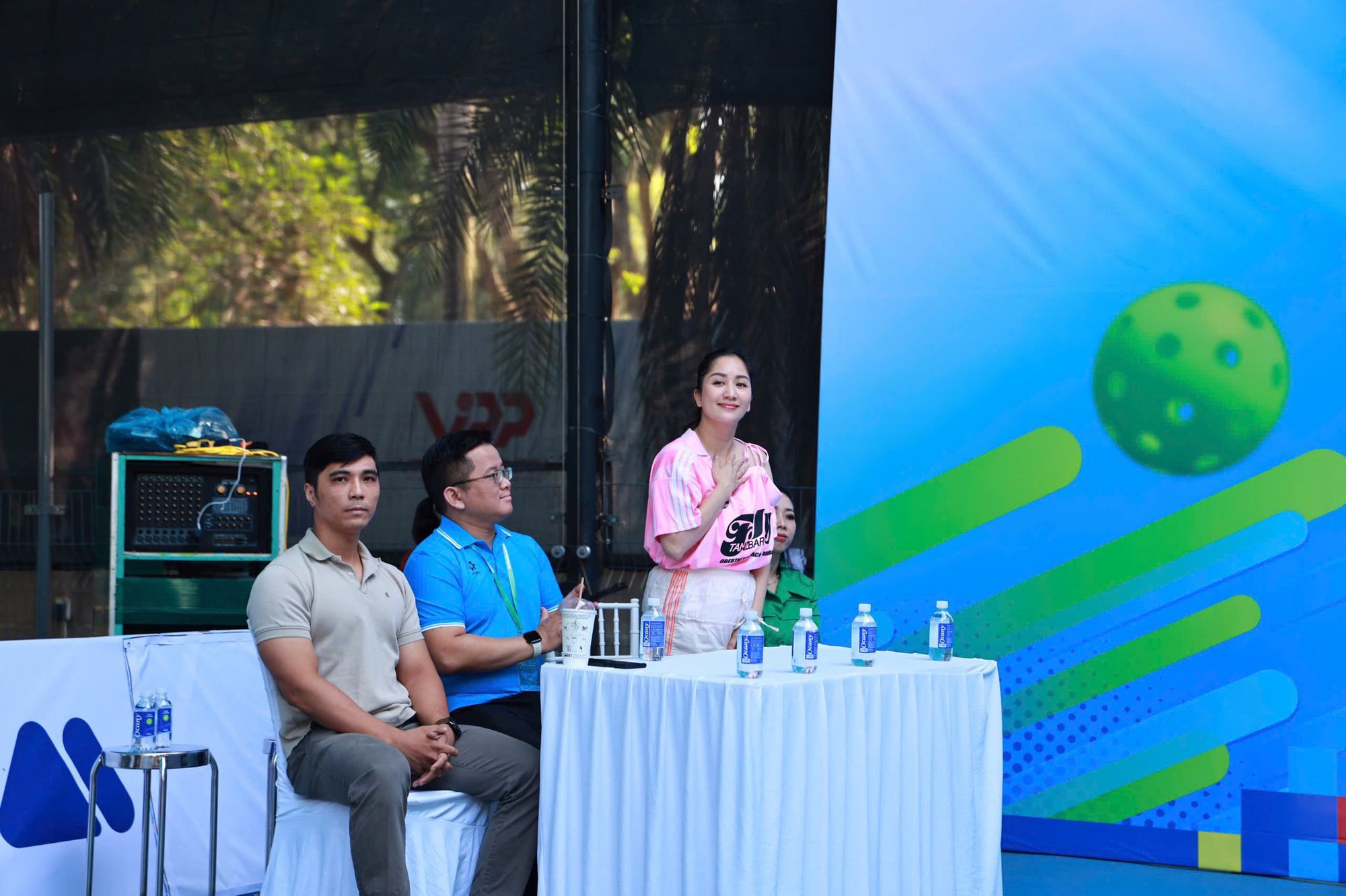 Vừa đi nước ngoài chữa bệnh về, Khánh Thi đã vội lao vào công việc, tình hình sức khoẻ ra sao?- Ảnh 1. Vừa đi nước ngoài chữa bệnh về, Khánh Thi đã vội lao vào công việc, tình hình sức khoẻ ra sao?- Ảnh 1.