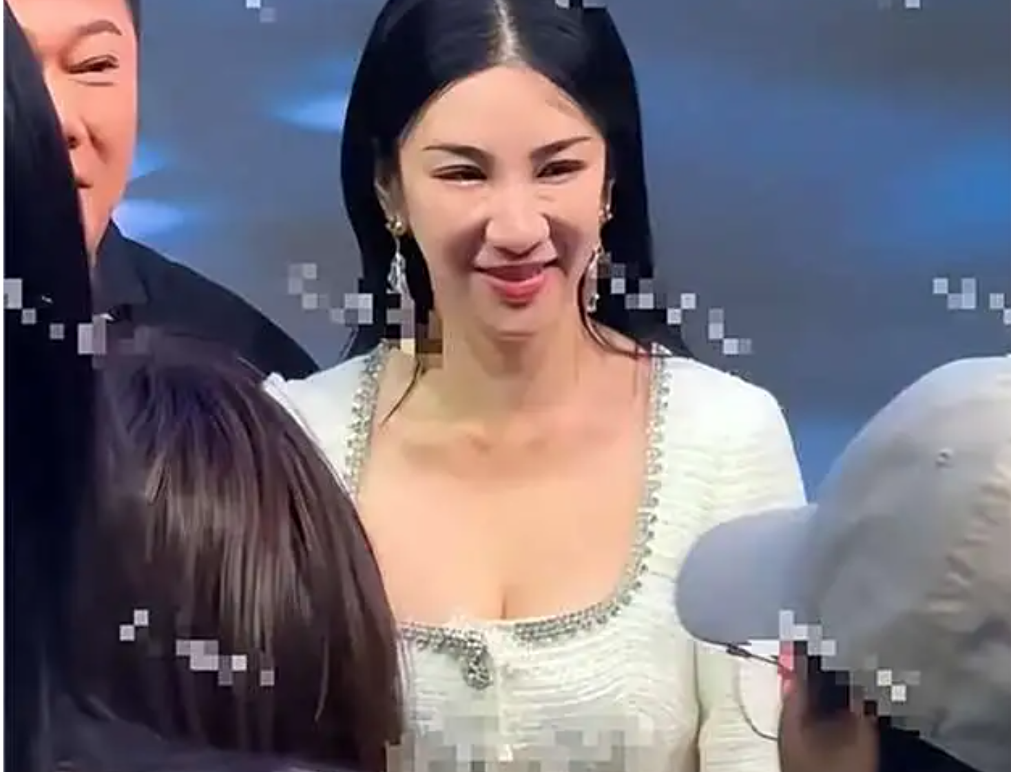 Gương mặt Tiểu Yến Tử bị làm sao vậy?- Ảnh 2. Gương mặt Tiểu Yến Tử bị làm sao vậy?- Ảnh 2.